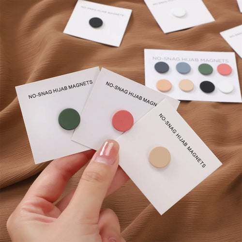 Épingle magnetic hijab pins held in hand, showing several colours